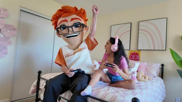 [PornDudeCasting] Sarah Lace (Gamer Girl Sarah Lace Grinds with Porn Dude / 07.12.2025)